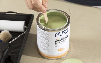Remuez soigneusement la peinture avec un baton ou un mélangeur en bois.
Nuance de couleur: apple green 10
