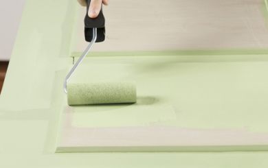 Pour un meilleur résultat de peinture, la surface encore humide doit être égalisée avec un rouleau en mousse en utilisant la technique du „wet-on-wet" jusqu'à obtenir une structure de surface parfaitement lisse.